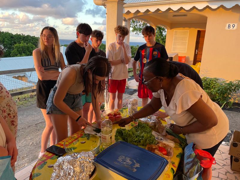 Jeunes participant à un atelier de cuisine