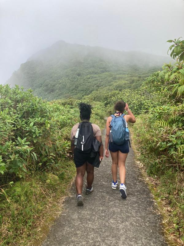 Filles en randonnée dans la forêt tropicale