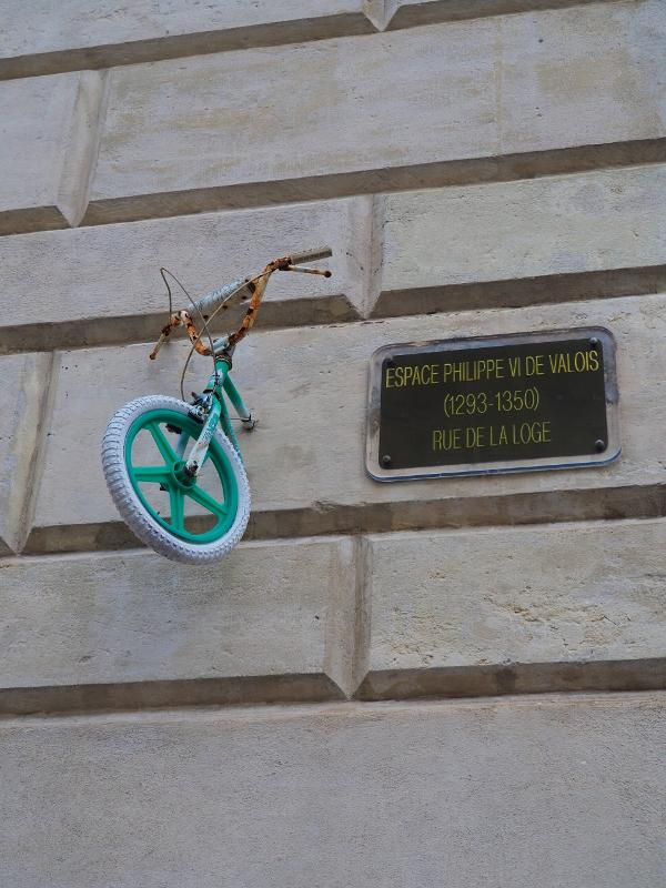 panneau de rue et une partie de vélo dans un mur en colonie de vacances graffiti