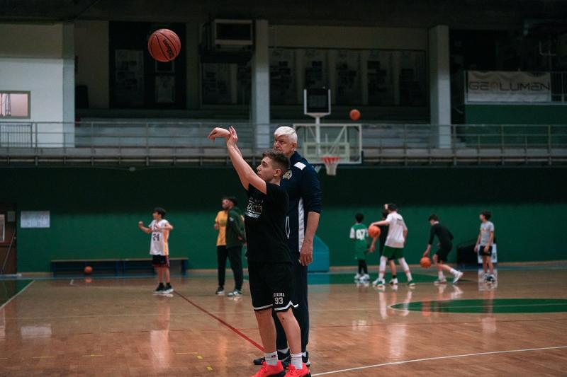 Garçon tirant le ballon dans un panier en séjour linguistique basket
