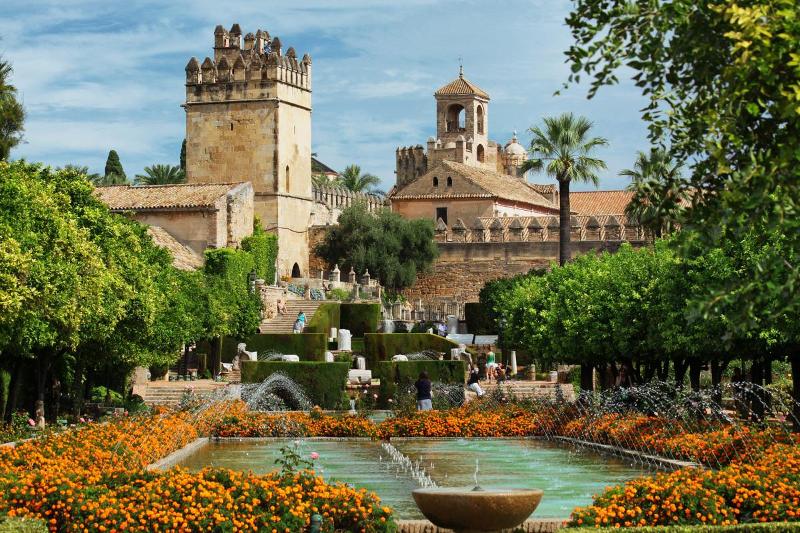 Des fontaines, un château ainsi qu'un jardin en fleur à Cordoba 
