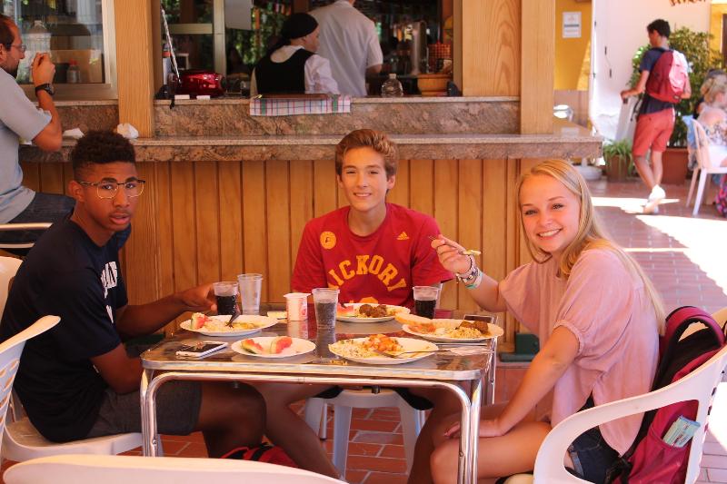 Trois jeunes partageant un repas pendant leur séjour linguistique Espagne