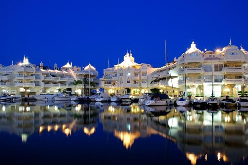 Le port de Benalmadena éclairé de nuit 