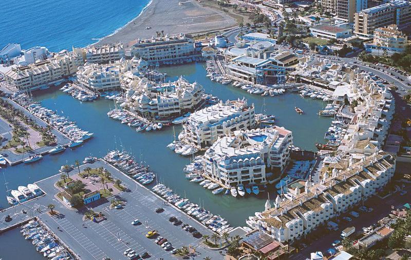 Vue aérienne du port de Benalmadena, destination parfaite pour ton séjour linguistique Espagne