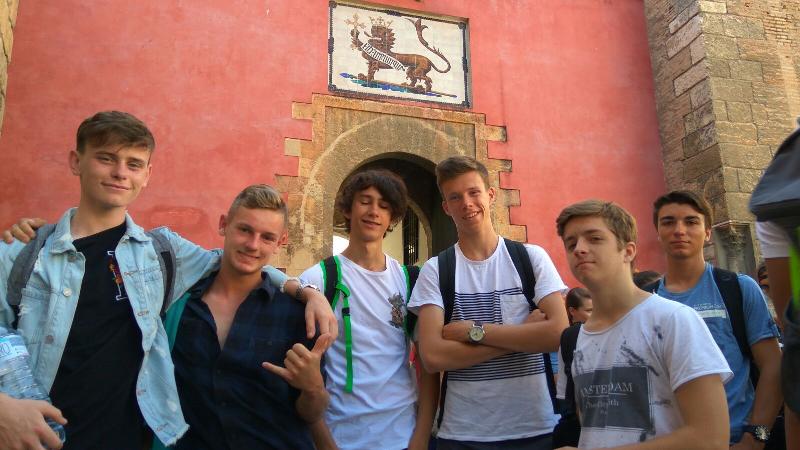 Groupe de jeunes en visite durant leur séjour linguistique Espagne