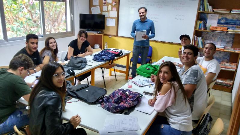 Groupe d'élèves en classe durant leur séjour linguistique Espagne