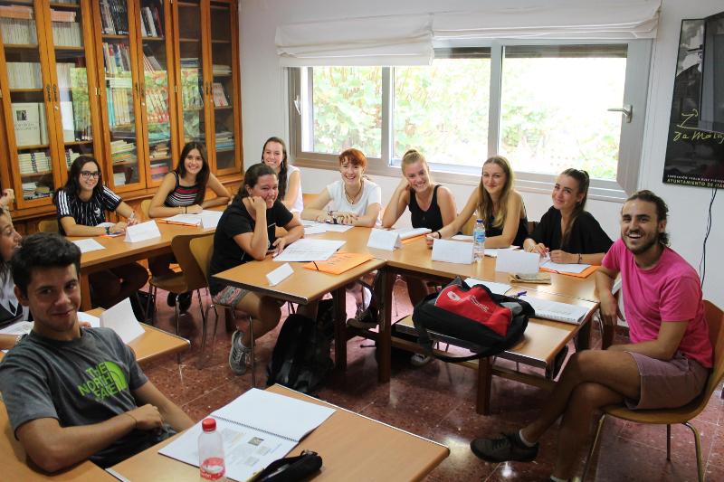 Une salle de classe avec des élèves souriant durant leur séjour linguistique Espagne