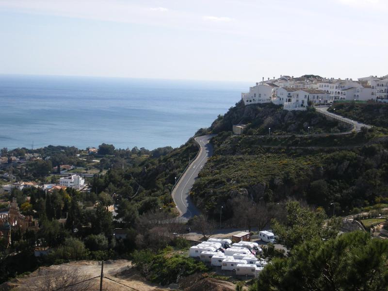 Paysage espagnol, vue sur la mer et des maisons au dernier plan