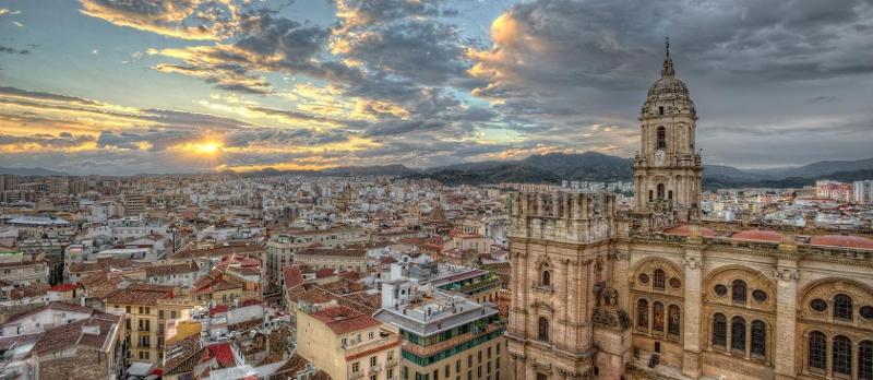 Vue aérienne de Malaga avec l'Église sur la droite