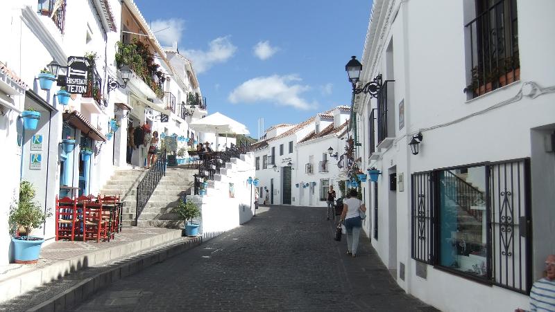 Rue de Mijas avec des bâtiments blancs 
