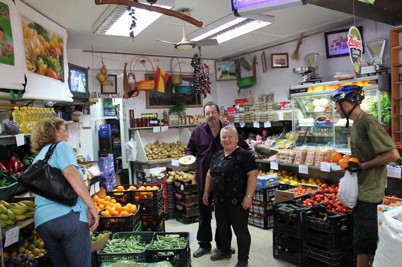 Quatre personnes dans une petite boutique espagnole