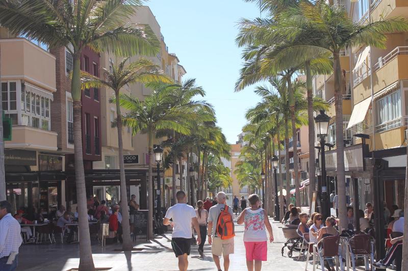 Une rue passante de Benalmadena sous le soleil