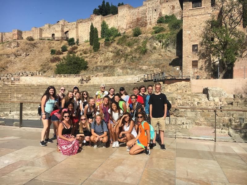 Photo de groupe devant un monument de Benalmadena observé durant le séjour linguistique Espagne