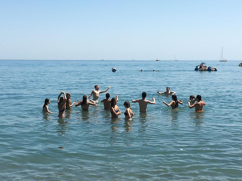 Un groupe de jeunes jouant au ballon dans l'eau 