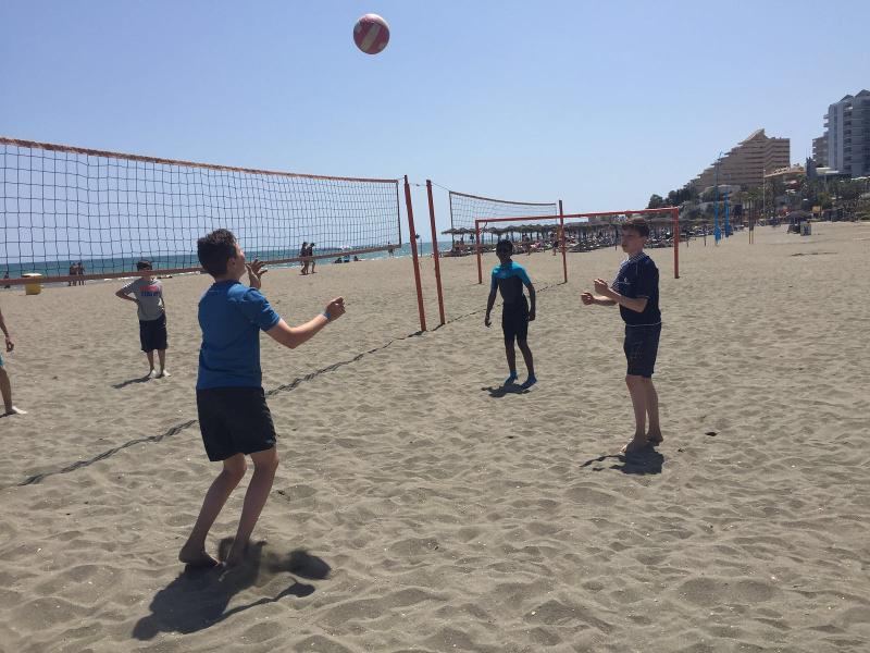  une partie de volleyball sur la plage durant un séjour linguistique Espagne famille d'accueil 