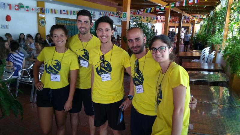 Cinq membres de l'équipe d'animation de l'école de Maravillas portant des t-shirts jaunes