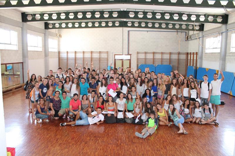 Une photo de groupe dans un gymnase pendant un voyage linguistique espagne