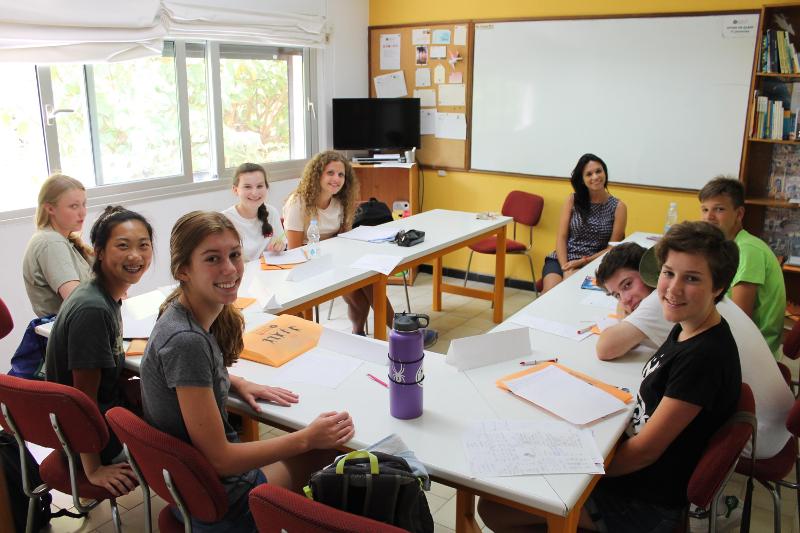Ados étudient l'espagnol dans une salle de classe
