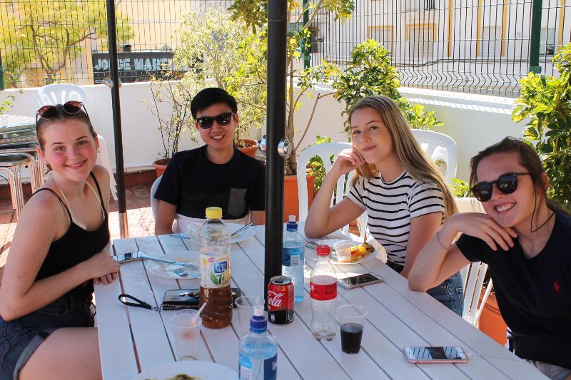 Un repas en extérieur lors du stage linguistique espagne