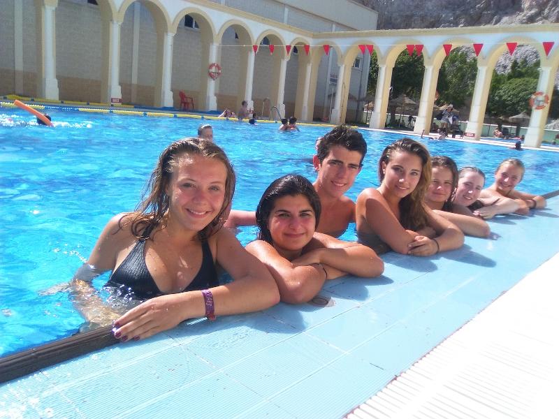 Un moment détente à la piscine pendant le séjour linguistique espagne