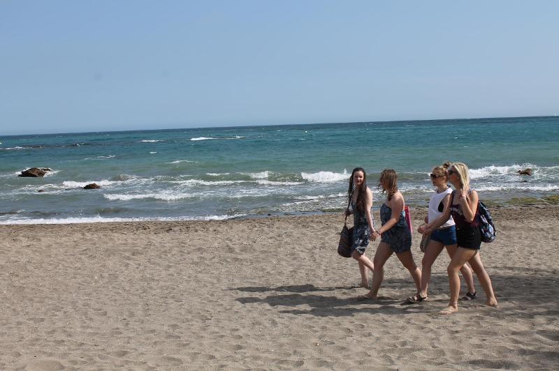 balade sur la plage durant un stage linguistique espagne