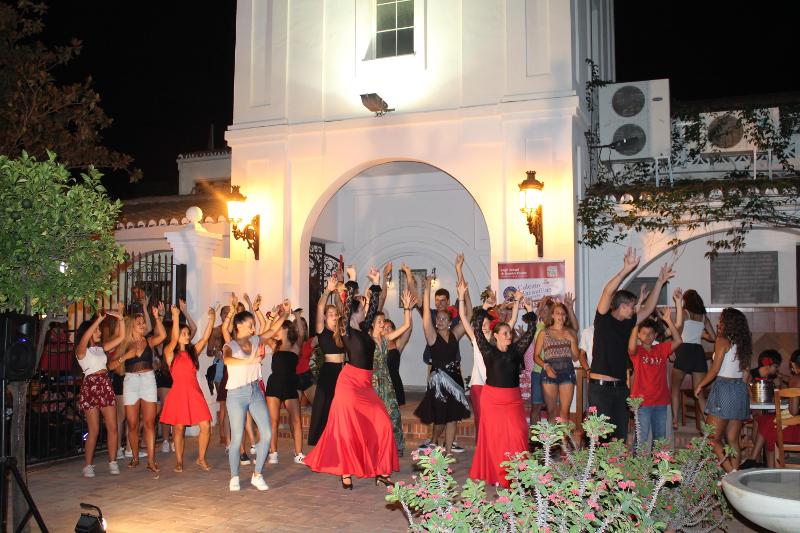 Un spectacle de danse festive durant un séjour linguistique espagne