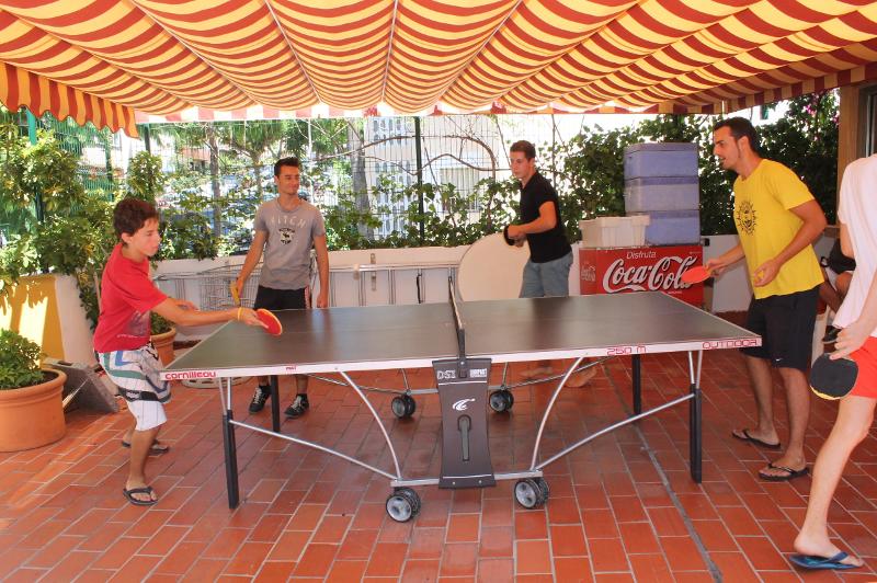 Des jeunes jouent au ping pong lors d'un séjour linguistique espagne