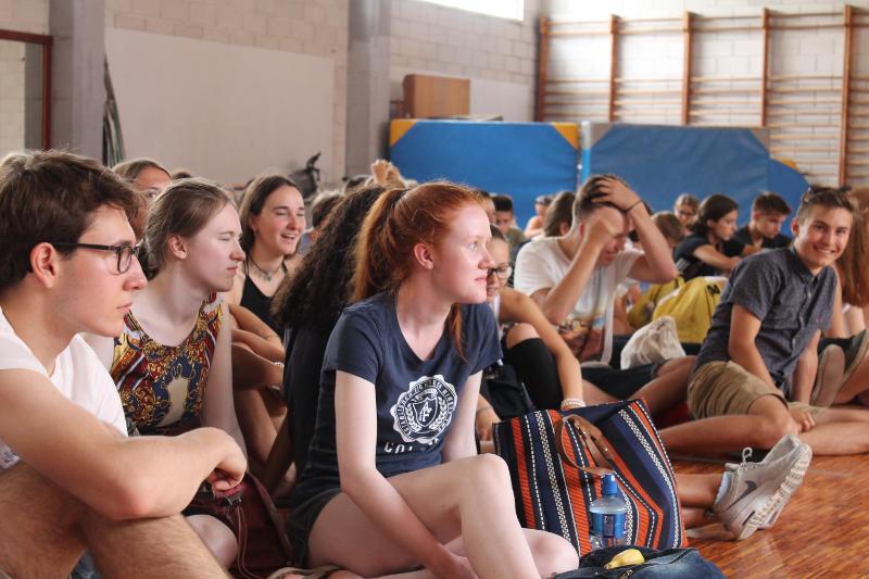 Un gymnase remplis d'ados lors d'un voyage linguistique espagne