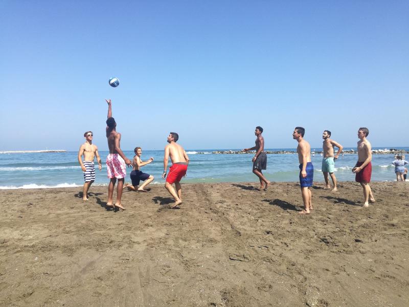 Une séance de volleyball lors du stage linguistique espagne