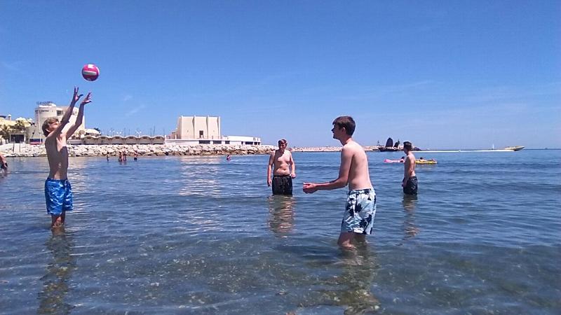 Une séance de volley dans la mer dans un séjour linguistique espagne