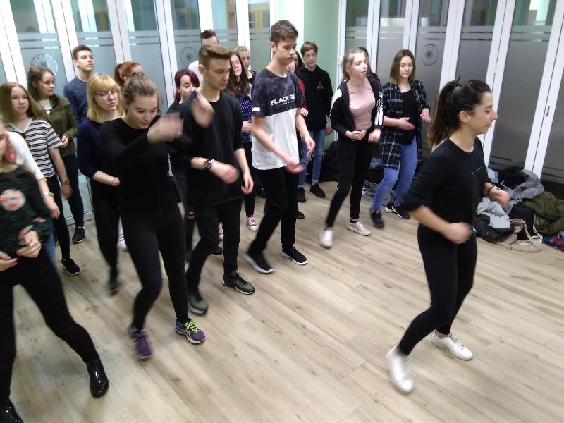 Les participants pendant un cours de danse durant leur séjour linguistique Espagne