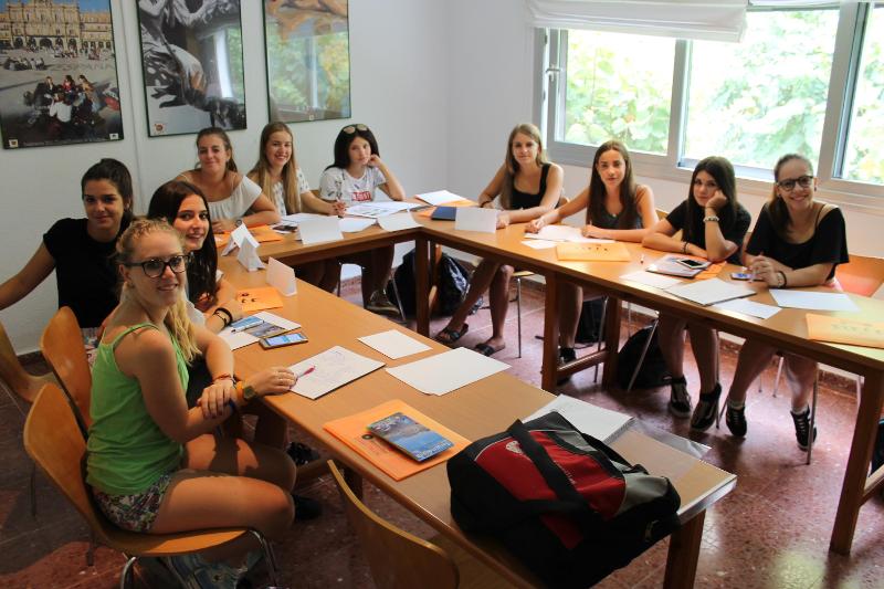 Des étudiants en plein cours durant leur séjour linguistique Espagne