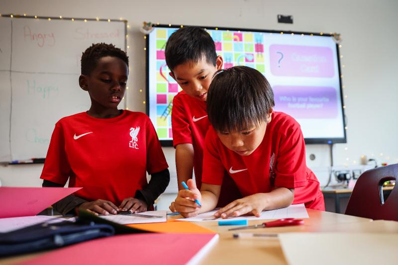 Enfants dans une salle de classe du stage foot et anglais