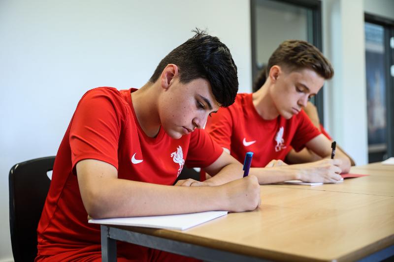Jeunes en classe pendant un stage foot et anglais