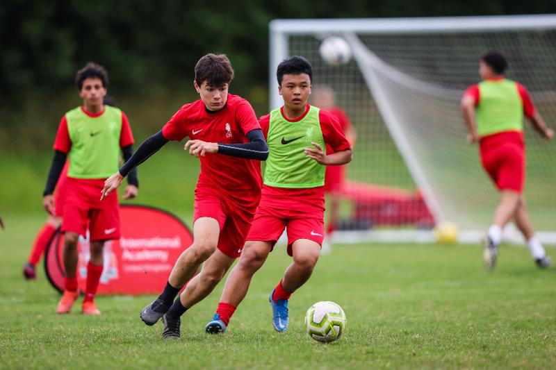Garçons en entrainement de foot pendant un stage foot et anglais
