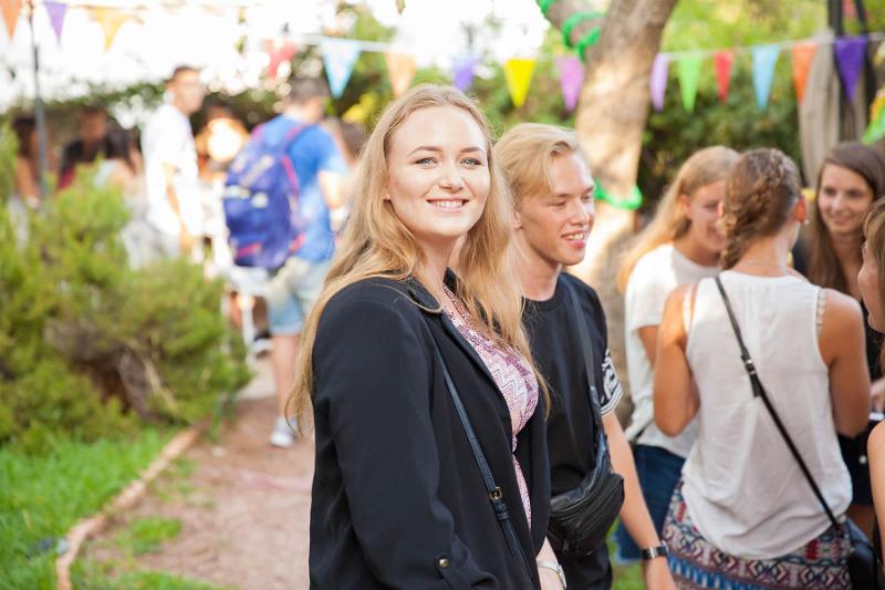 des ados font la fête lors de leur séjour linguistique Espagne