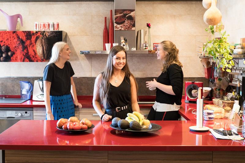 petite discussion en cuisine pour ces jeunes en stage linguistique Espagne