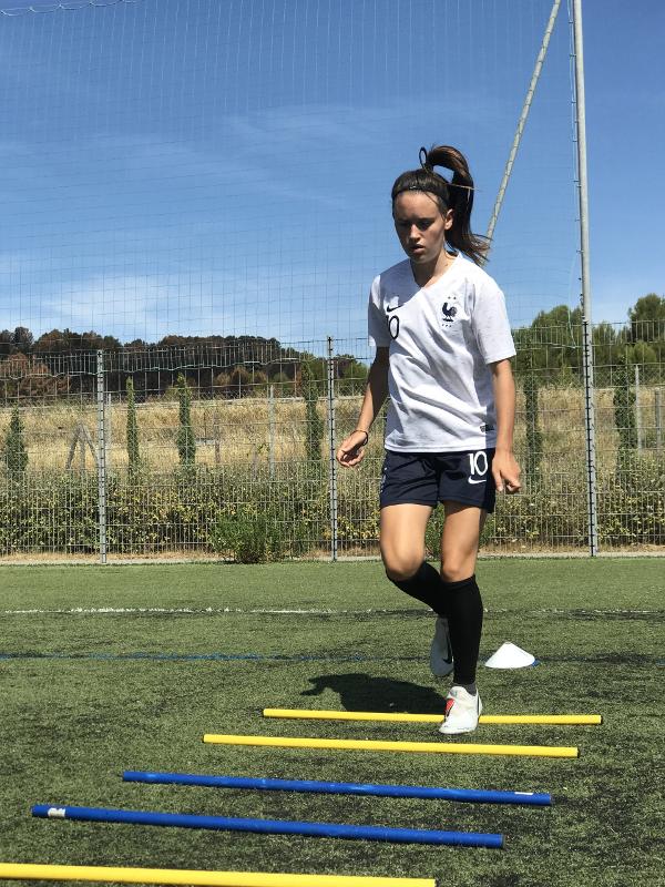 une fille fait un entraînement de football dans un stage foot féminin
