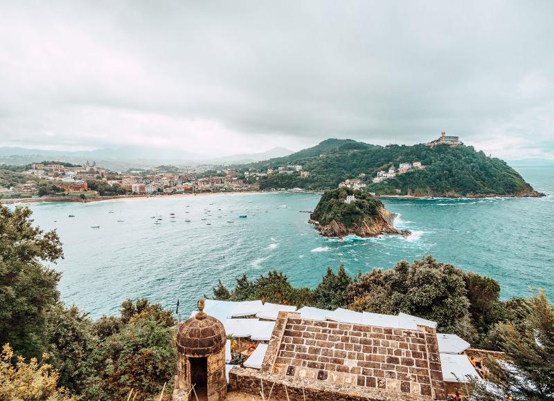 paysage avec de l’eau à perte de vue et une côte durant un stage foot féminin 