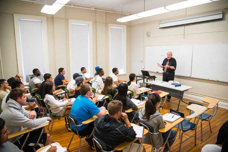 Un cours de langue donné pendant un voyage linguistique usa 