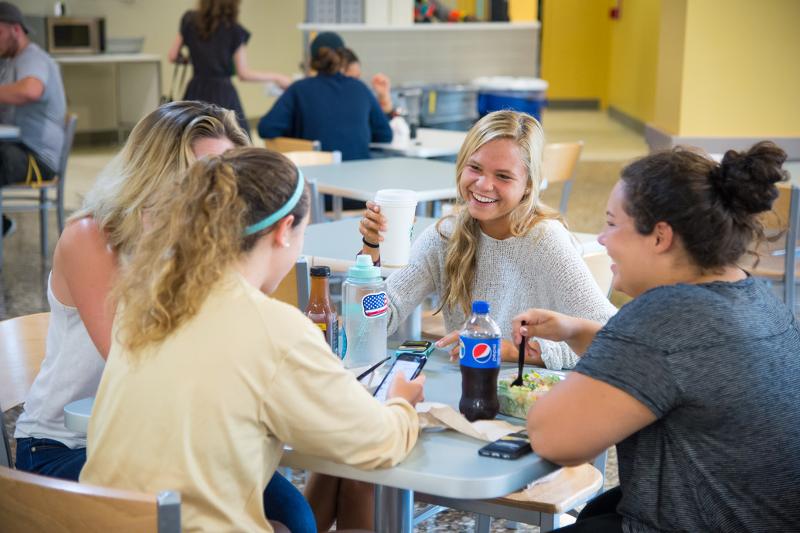 Des filles deviennent amies en voyage linguistique usa 