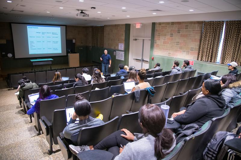 des jeunes en cours d’anglais pendant leur séjour linguistique Los Angeles 