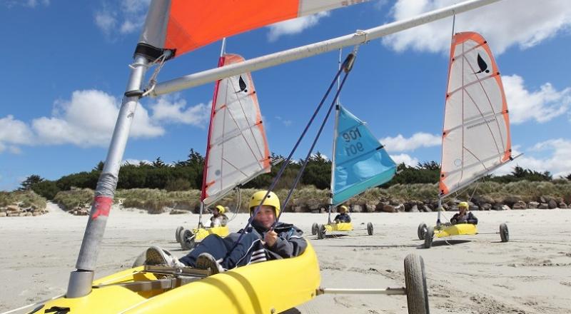 Garçon dans un char à voile