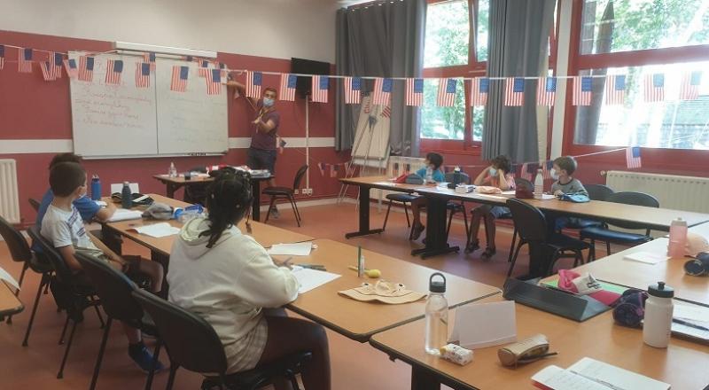 des jeunes participent à un cours d’anglais pendant un séjour linguistique jeune 