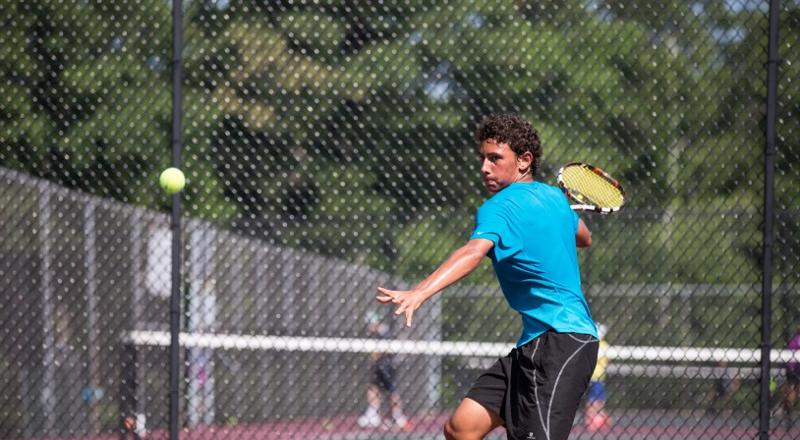 un jeune s’entraîne au tennis durant une colonie de vacances dessin