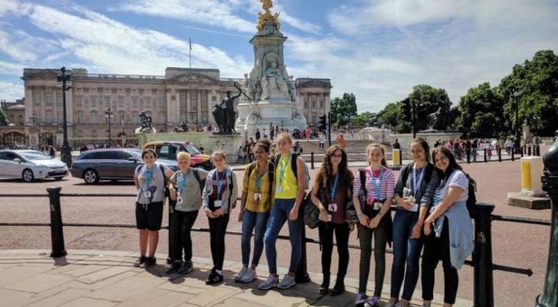 photo de groupe devant un bâtiment de Londres durant leur séjour linguistique jeune