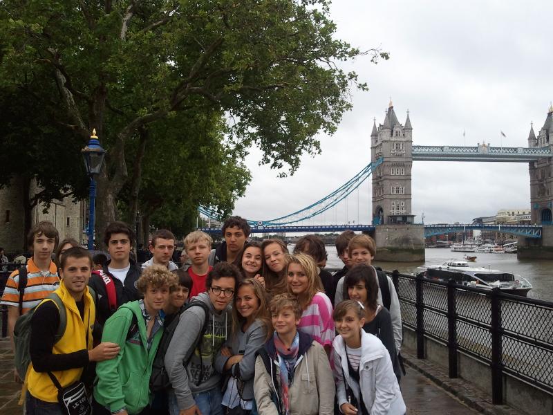 Un groupe d’ados posent devant le London Bridge en stage linguistiques Royaume Uni