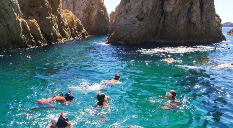 des jeunes se baignent dans de l’eau turquoise grâce à une colonie Perpignan 