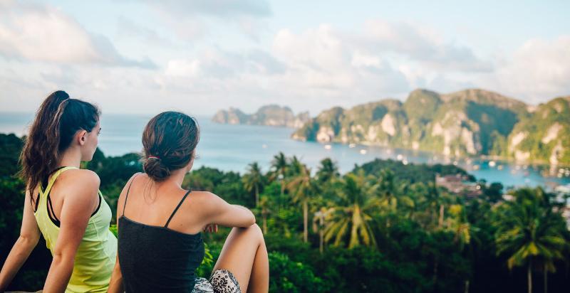 Deux filles regardent un paysage en colonie de vacances Thailande