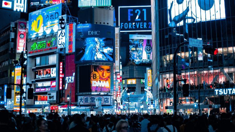 Découvre des quartiers très populaires en colo japon quartier avec pleins de panneaux publicitaires et du monde en colonie au japon